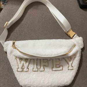 ✨Untamed Petals✨ Wifey belt bag